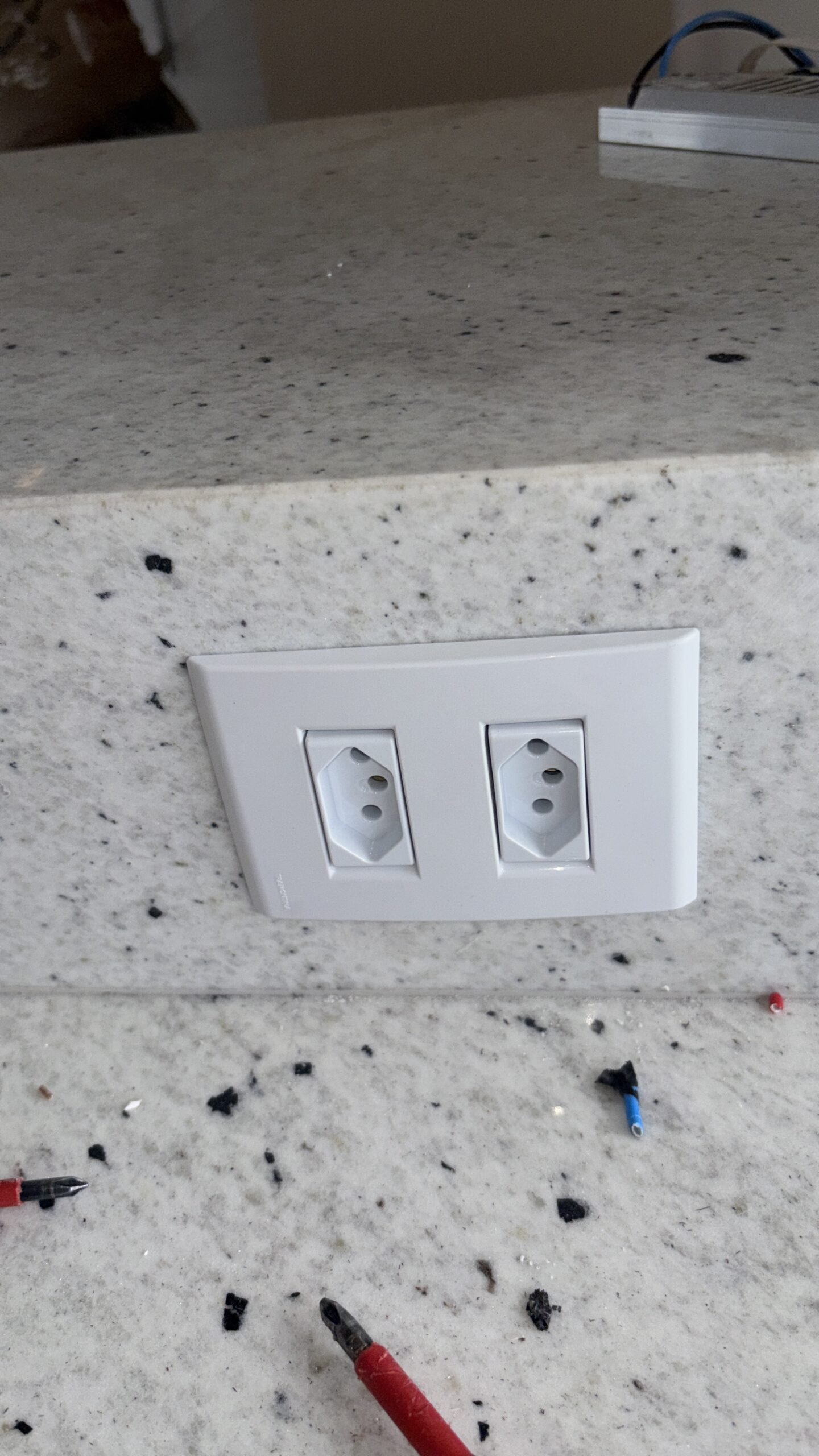 Instalação de tomadas e pontos elétricos realizada pela RMC
