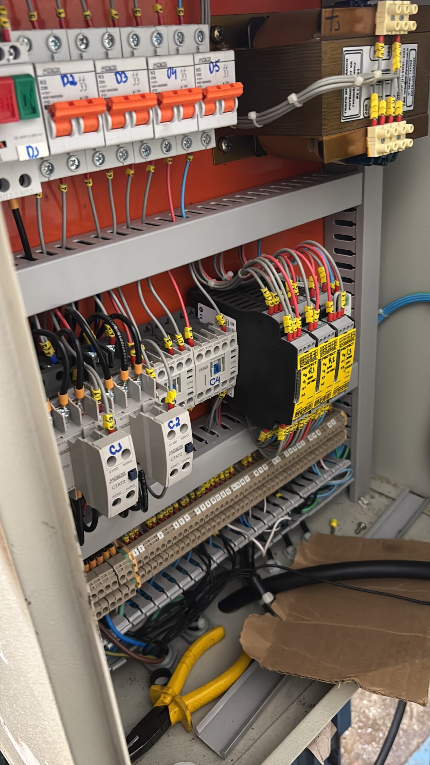 Painel de comandos elétricos executado pela RMC Soluções Elétricas em Belo Horizonte