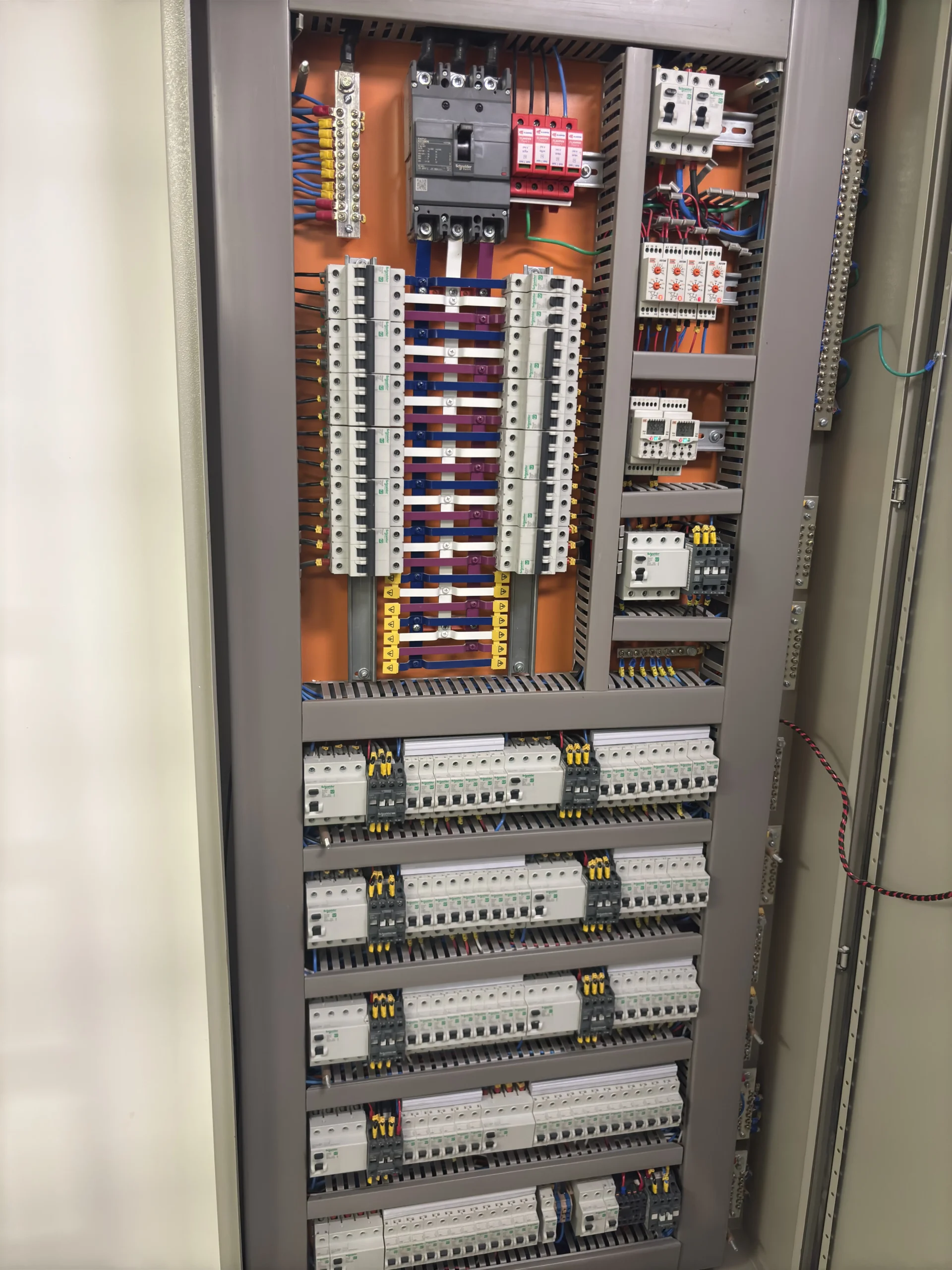 Quadro de distribuição elétrica e organização de circuitos realizado pela RMC